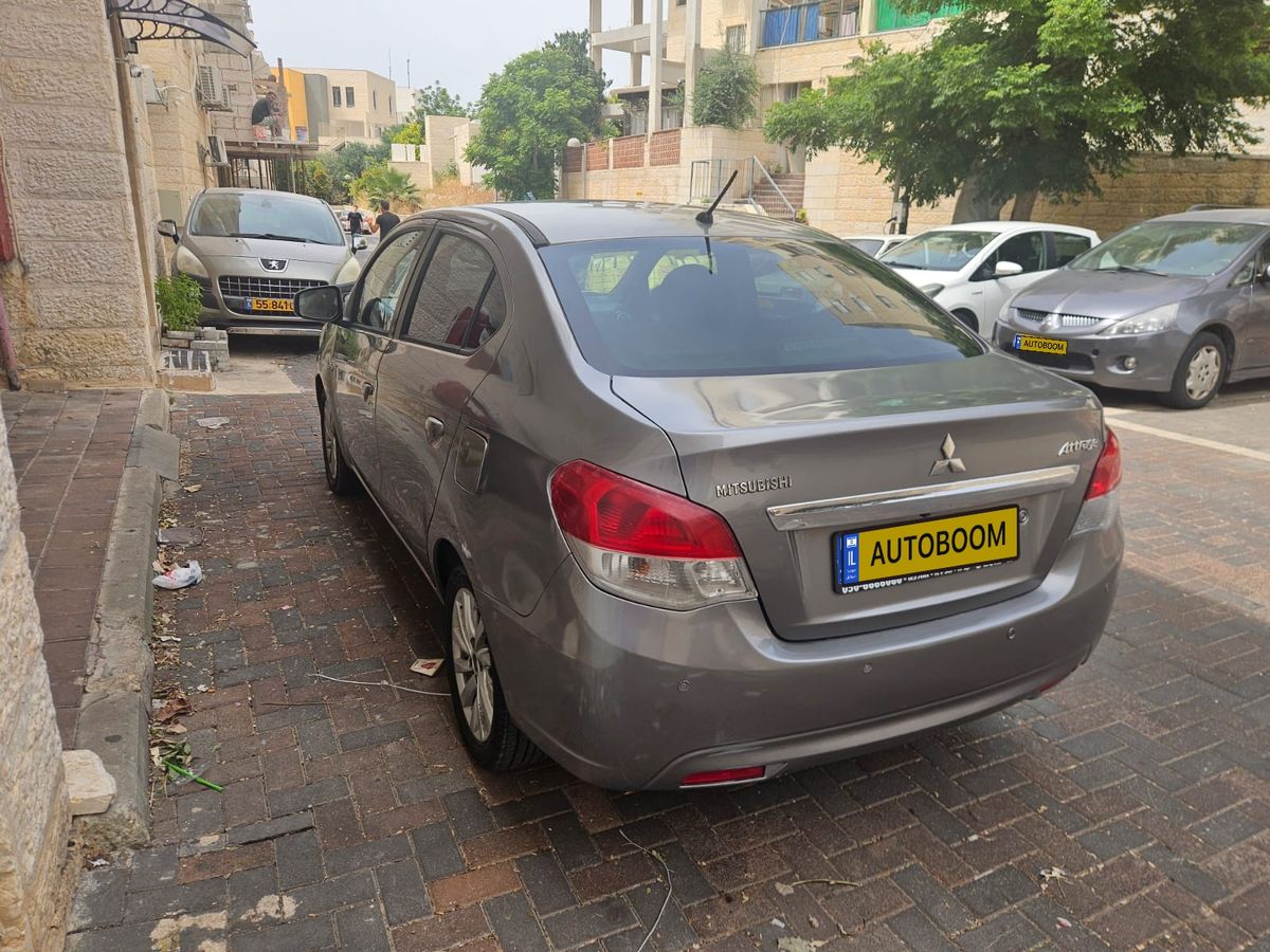 מיצובישי אטראז יד 2 רכב, 2015