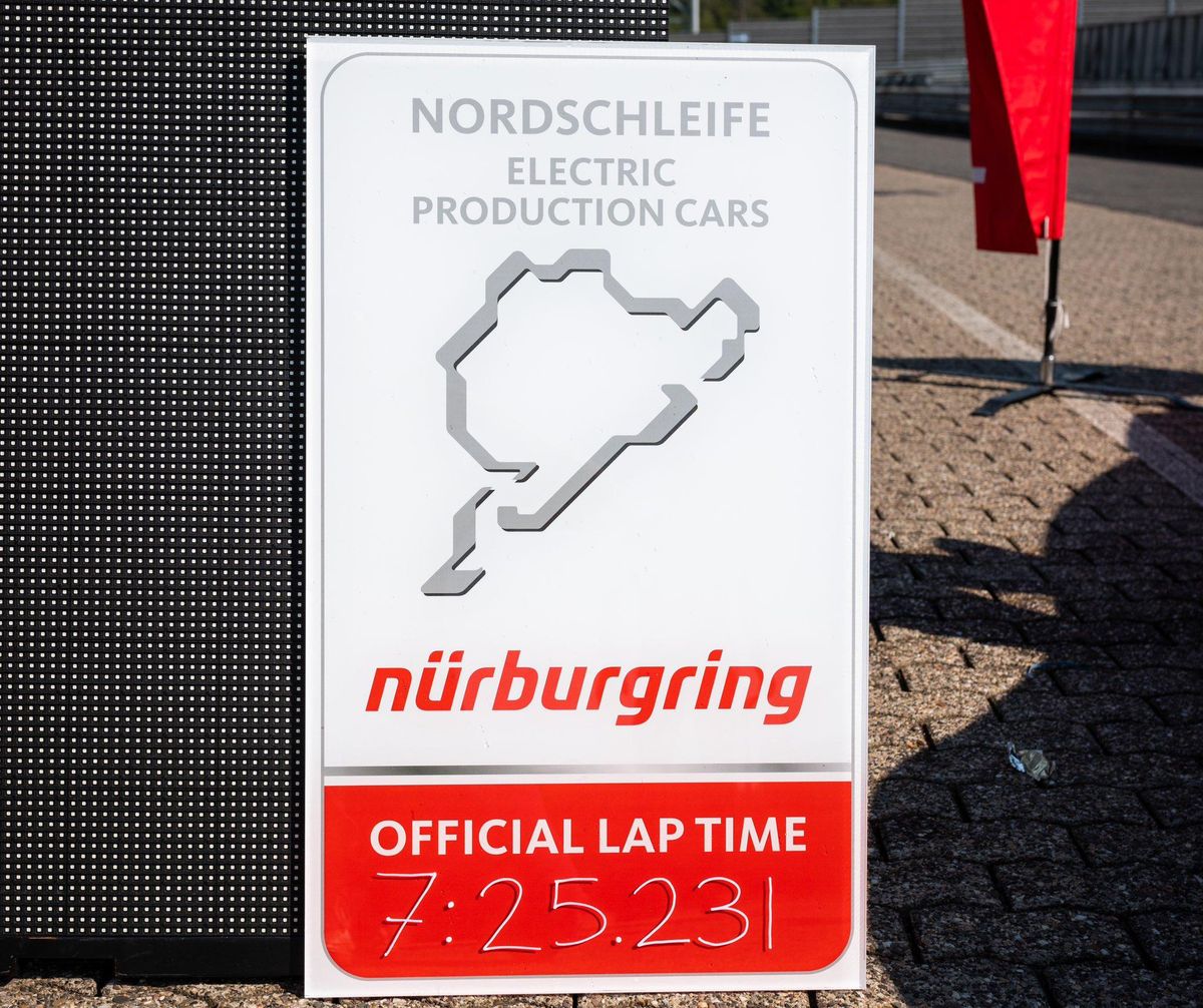 На трассе Нюрбургринг время прохождения круга 7:33,35 минут.