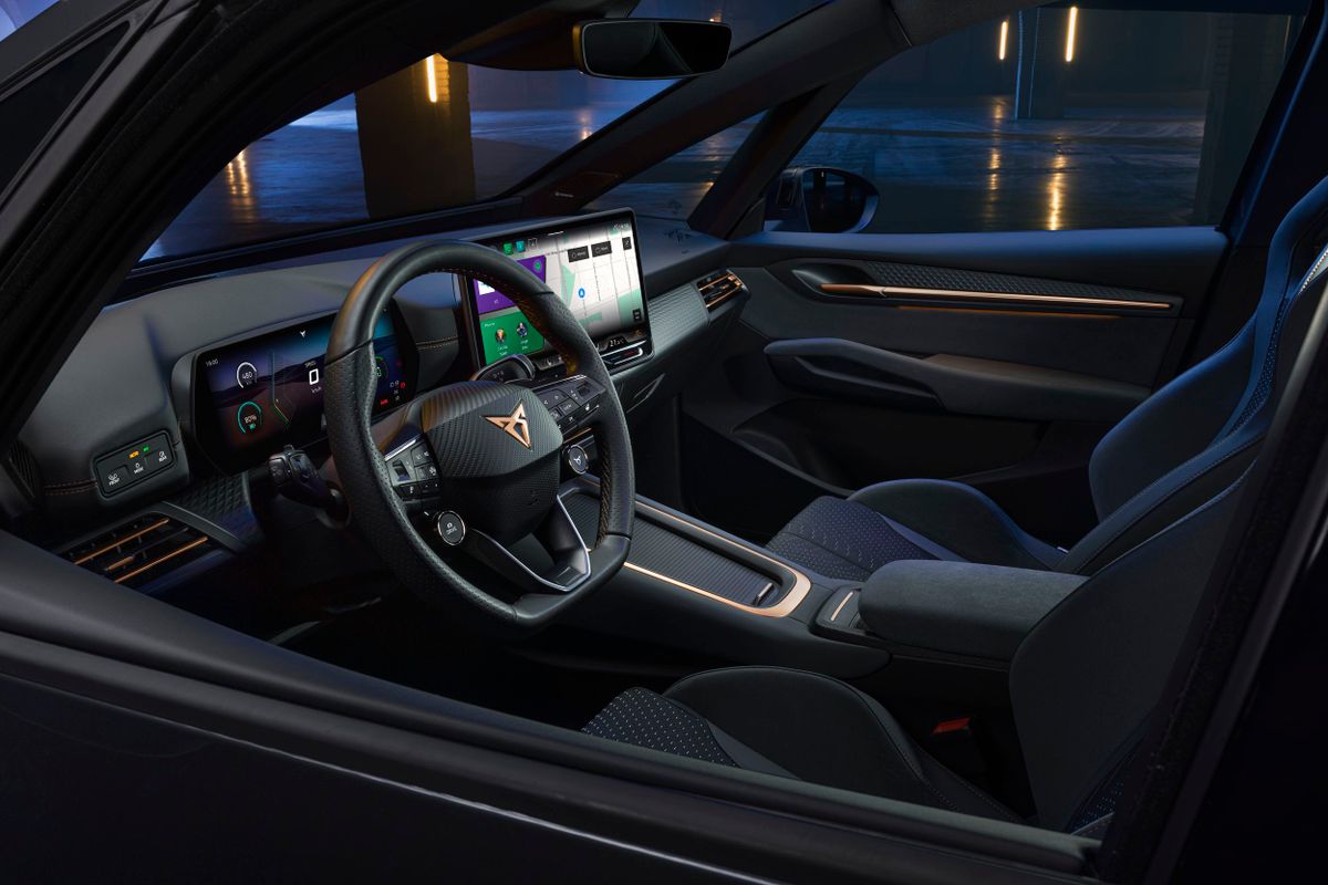 Cupra Born. Передние сидения.
