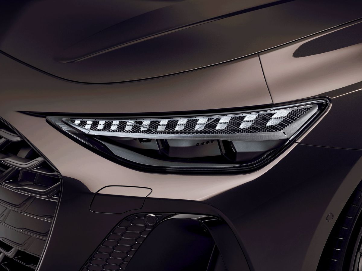 Audi A6 2025. Передние фары. Универсал 5 дв., 6 поколение