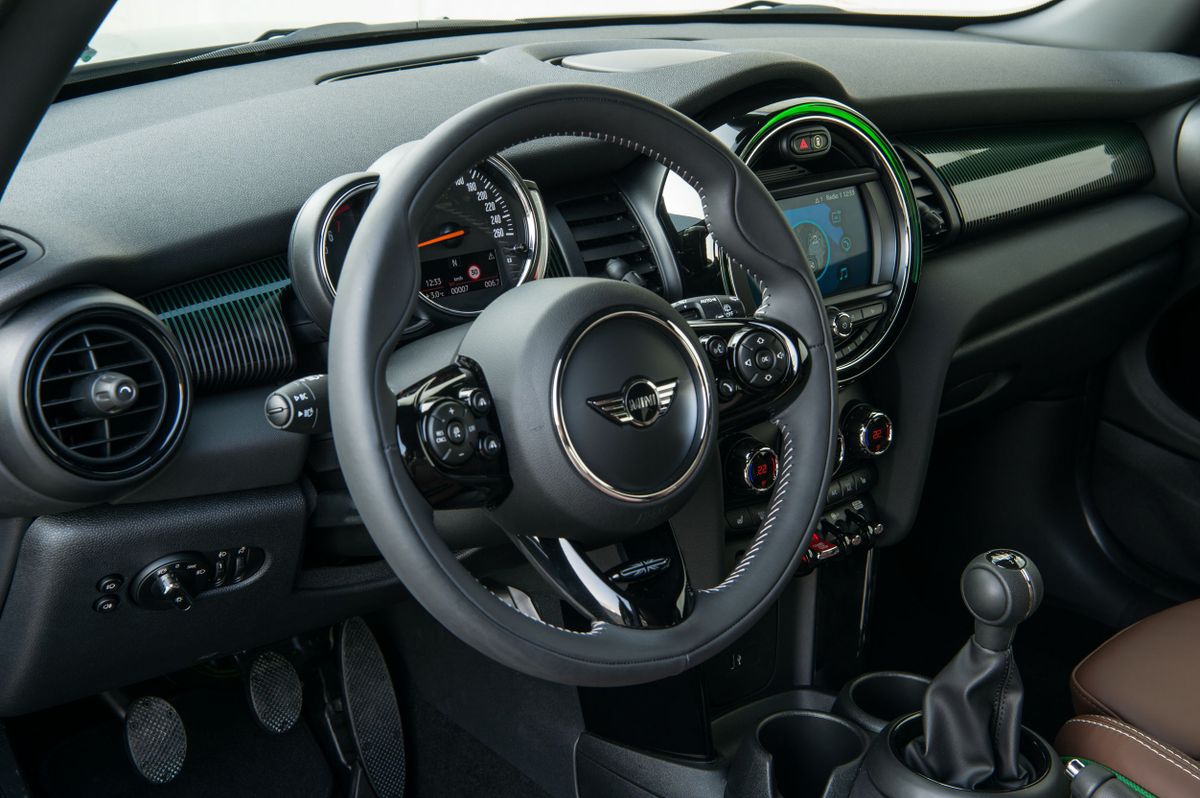 MINI Hatch 2018. Volant. Mini 3-portes, 3 génération, restyling