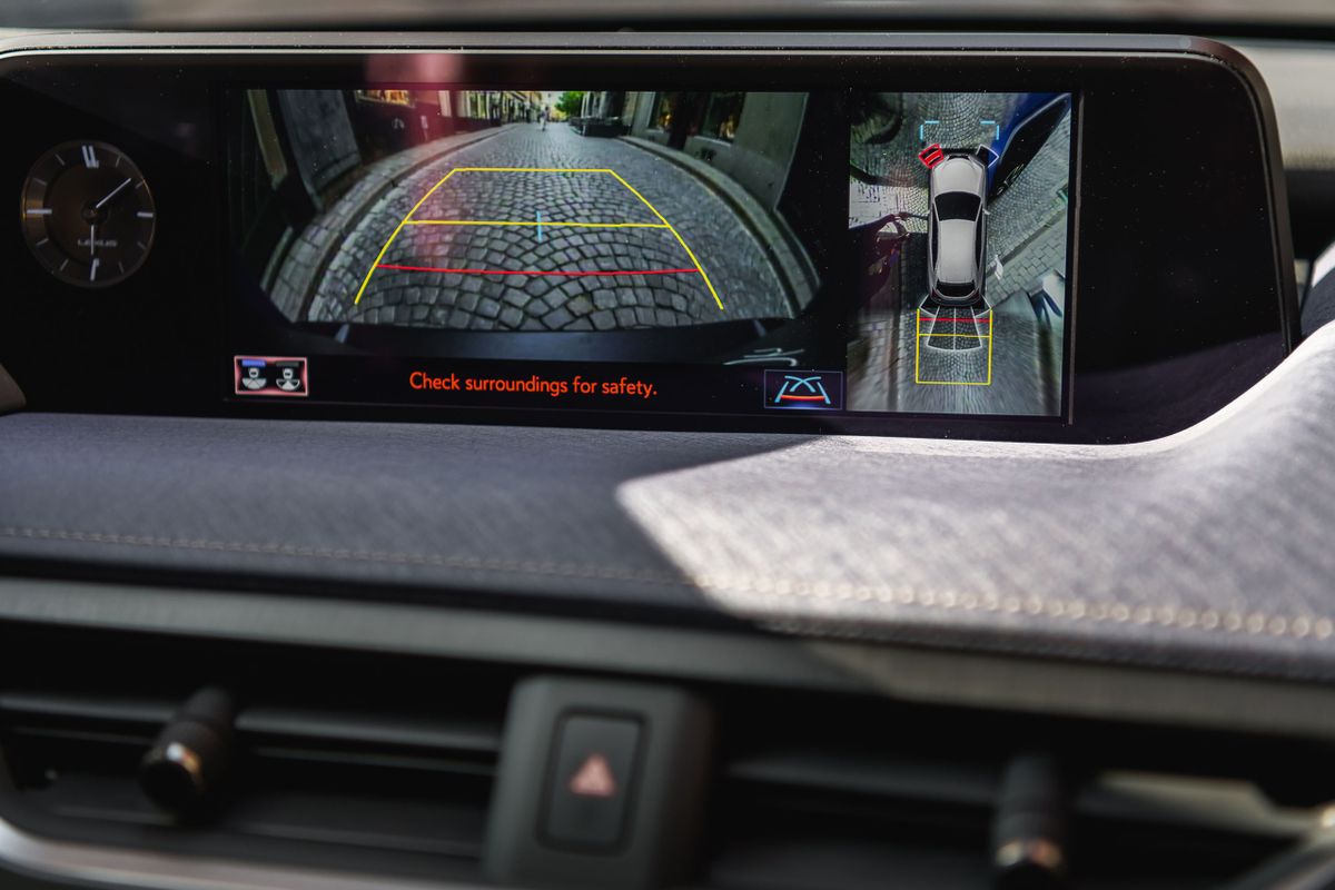 לקסוס UX 2018. מערכות עזר לנהג. רכב שטח 5 דלתות, 1 דור