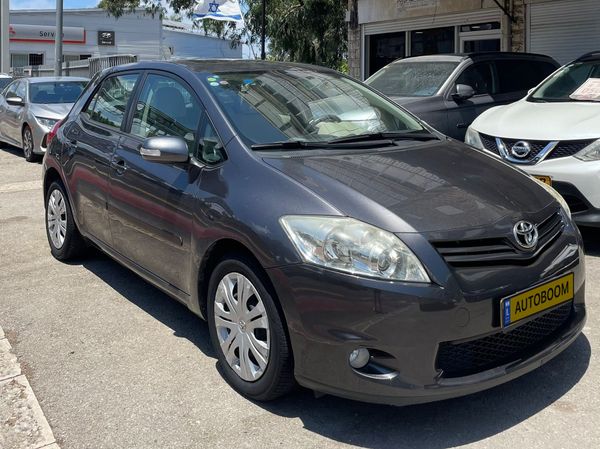 Toyota Auris 2nd hand, 2011