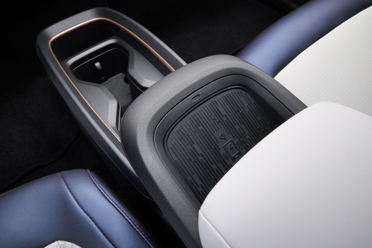 Nissan Leaf 2025. Центральная консоль. Хэтчбек 5 дв., 3 поколение