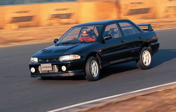 מיצובישי  לאנסר אוולושן 1994. מרכב, צורה. סדאן, 2 דור