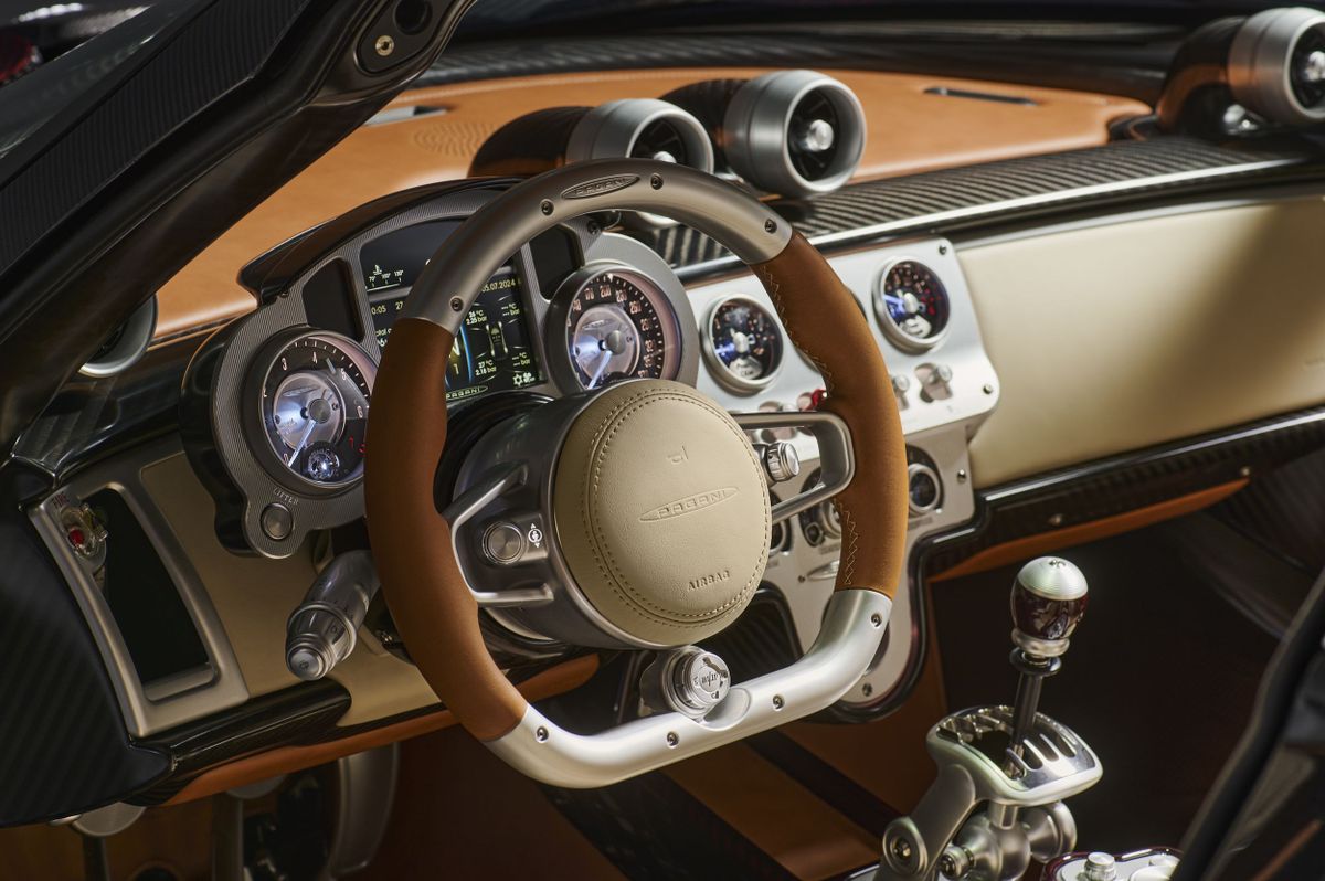 Pagani Utopia 2024. Панель приборов. Родстер, 1 поколение