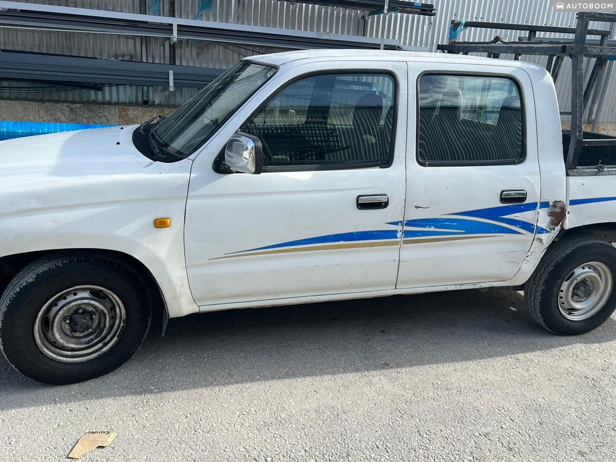 Toyota Hilux 2nd hand, 2002, private
