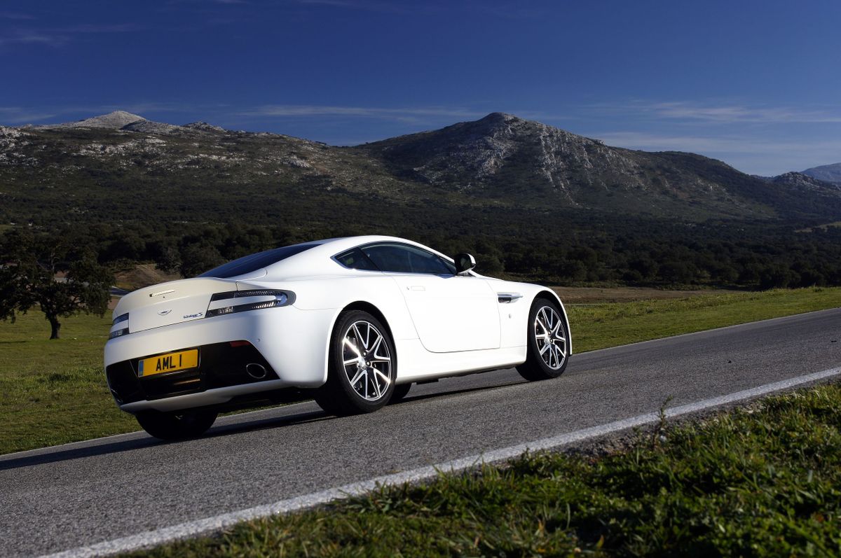Aston Martin Vantage 2012. Carrosserie, extérieur. Coupé, 3 génération, restyling 2
