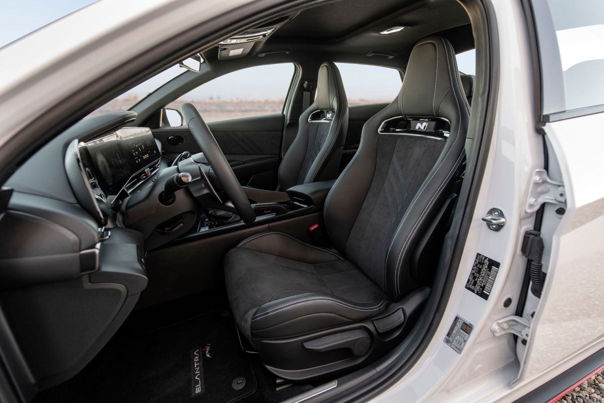 Hyundai Elantra 2023. Передние сидения. Седан, 7 поколение, рестайлинг