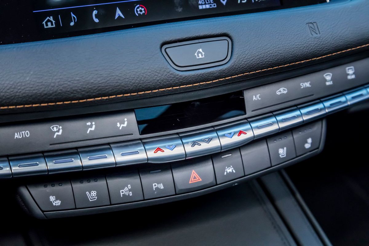 Cadillac XT4 2018. Console centrale. VUS 5-portes, 1 génération