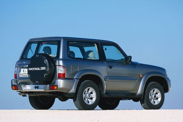 Nissan Patrol 2001. Carrosserie, extérieur. VUS 3-portes, 5 génération, restyling