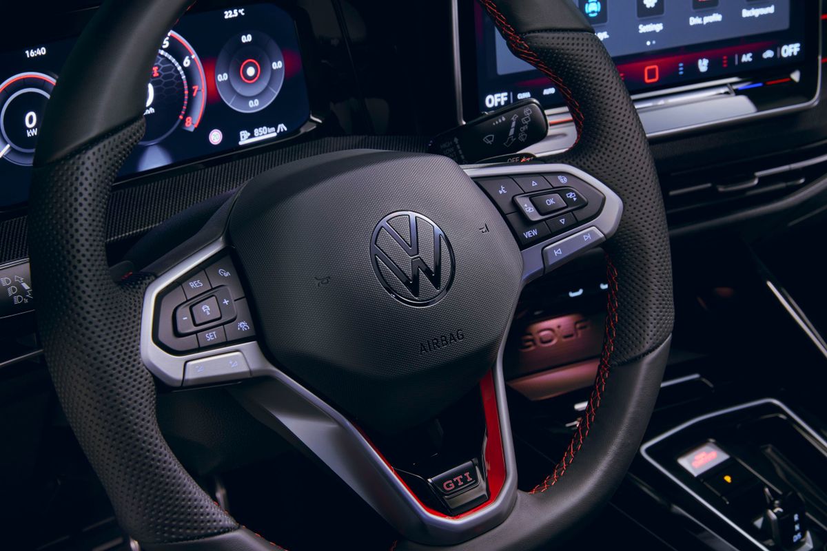 Фольксваген Гольф GTI 2024. Руль. Хэтчбек 5 дв., 8 поколение, рестайлинг