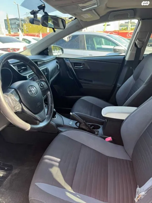 Toyota Auris 2nd hand, 2015