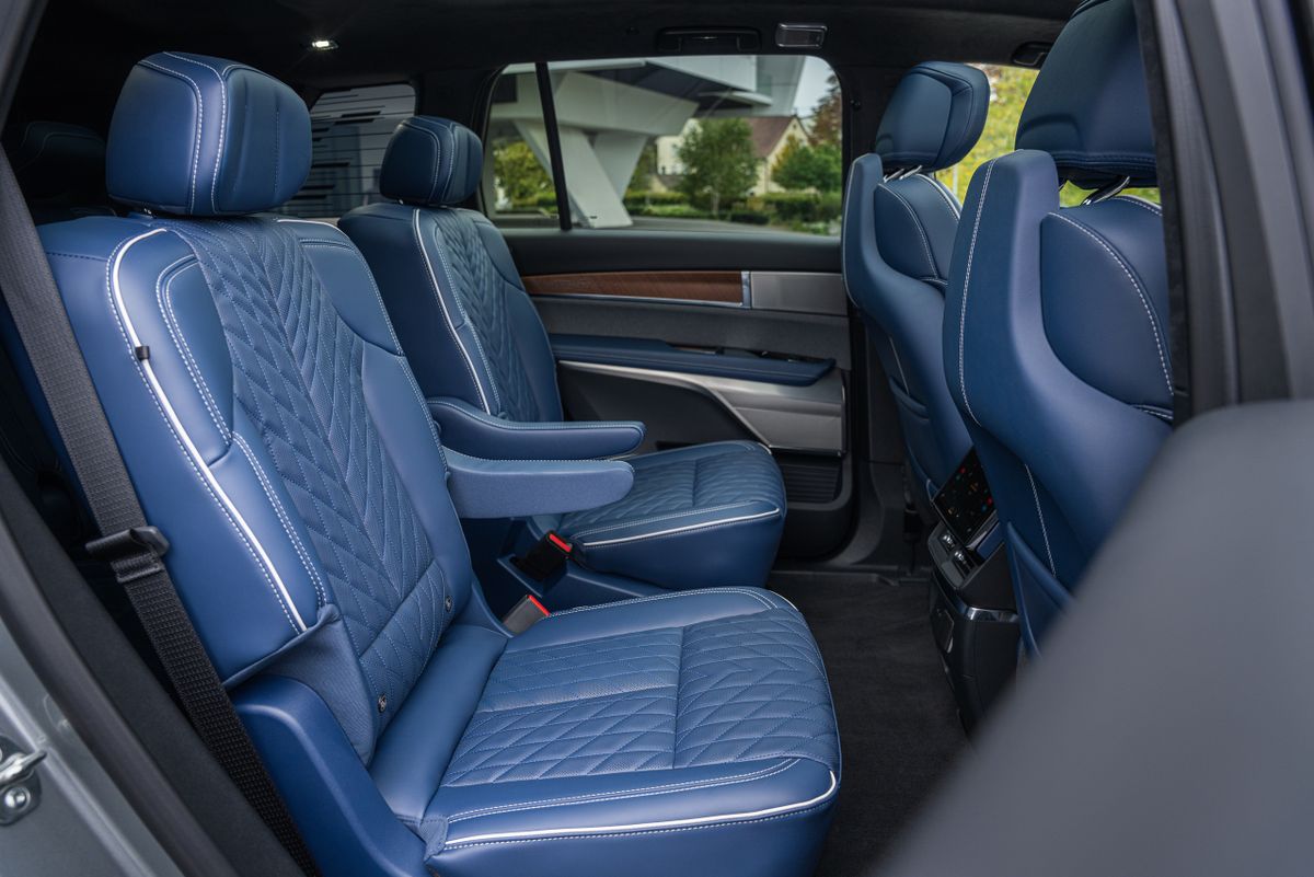 Cadillac Vistiq 2024. Задние сидения. SUV 5 дв., 1 поколение
