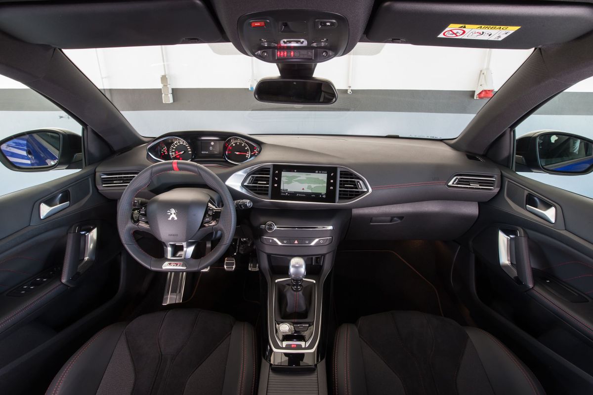 פיג'ו 308 GTi ‏2017. מושבים קדמיים. האצ'בק 5 דלתות, 1 דור, שדרוג