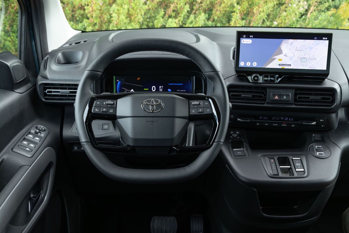Toyota ProAce City 2023. Панель приборов. Компактвэн, 1 поколение, рестайлинг