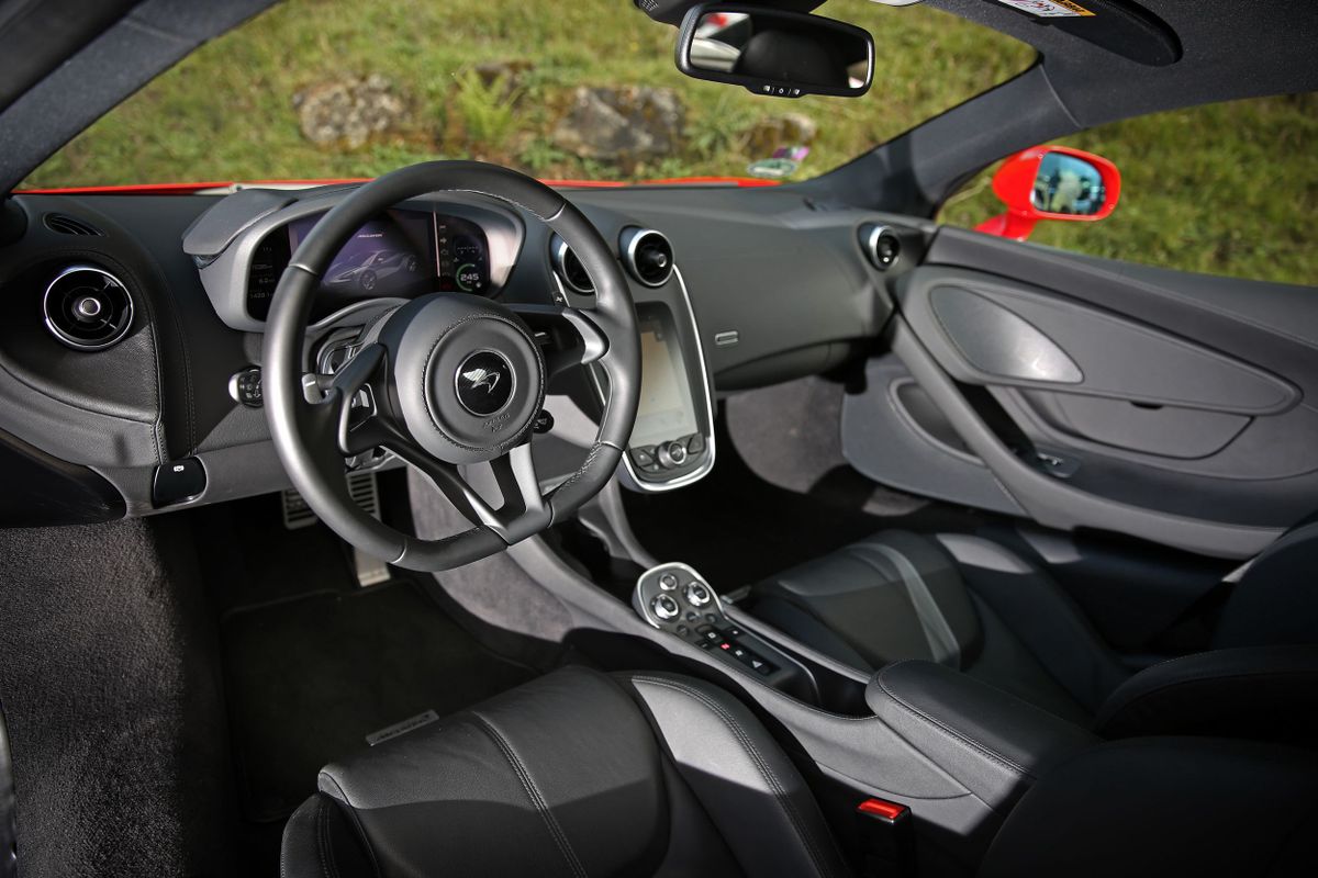 Макларен 540C 2015. Передние сидения. Купе, 1 поколение