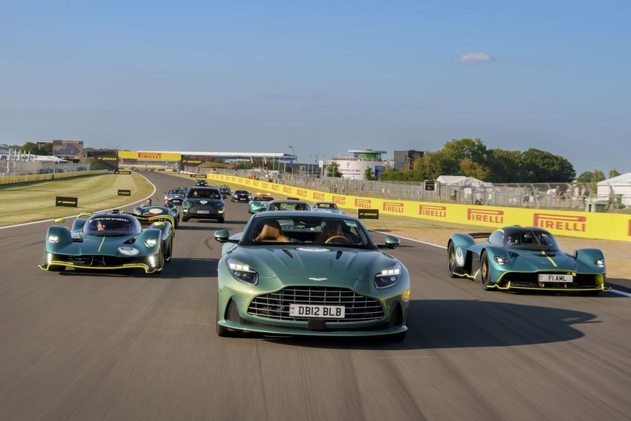 110 автомобилей Aston Martins принимают участие в Гран-при Великобритании в честь 110-летия культового бренда
