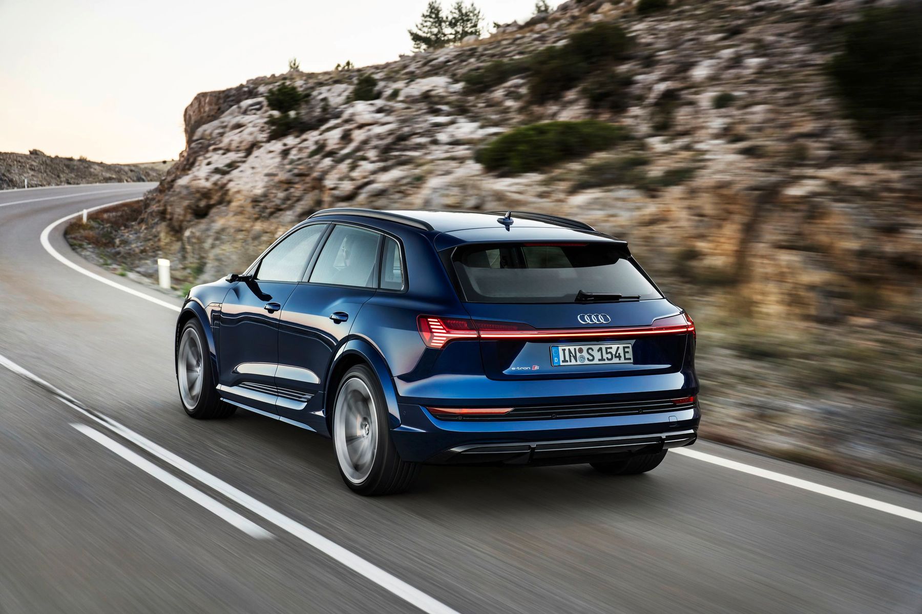Audi e tron вид спереди