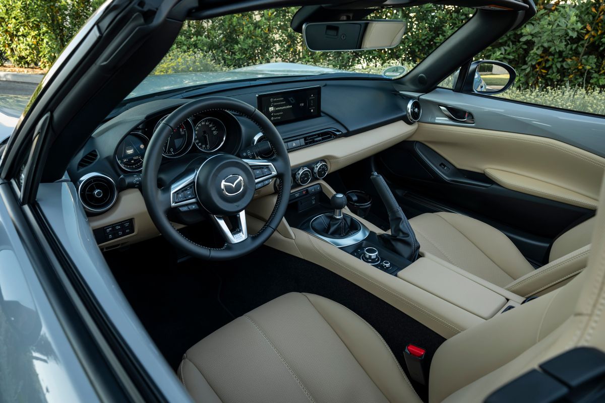 Mazda MX-5. Передние сидения.
