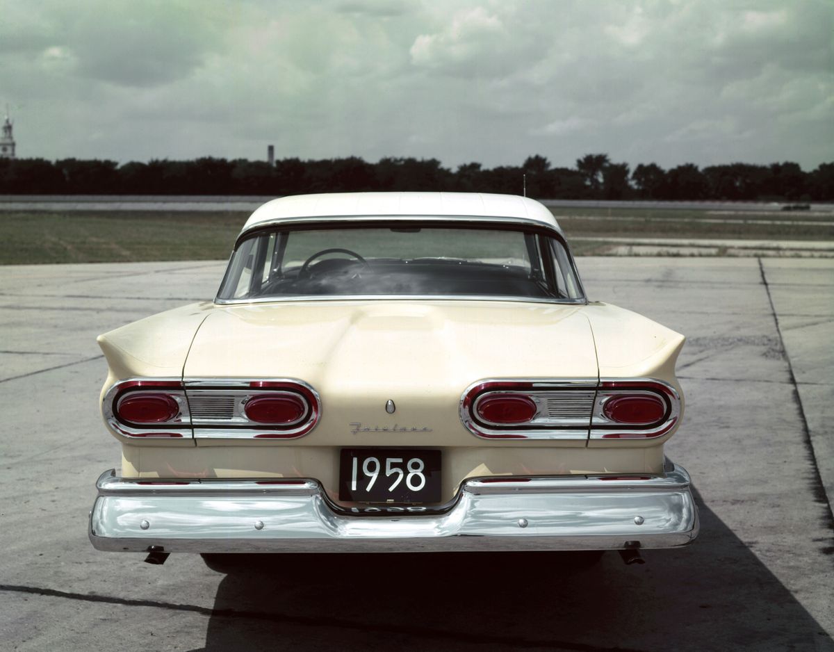 פורד פיירליין 1957. מרכב, צורה. סדאן, 2 דור