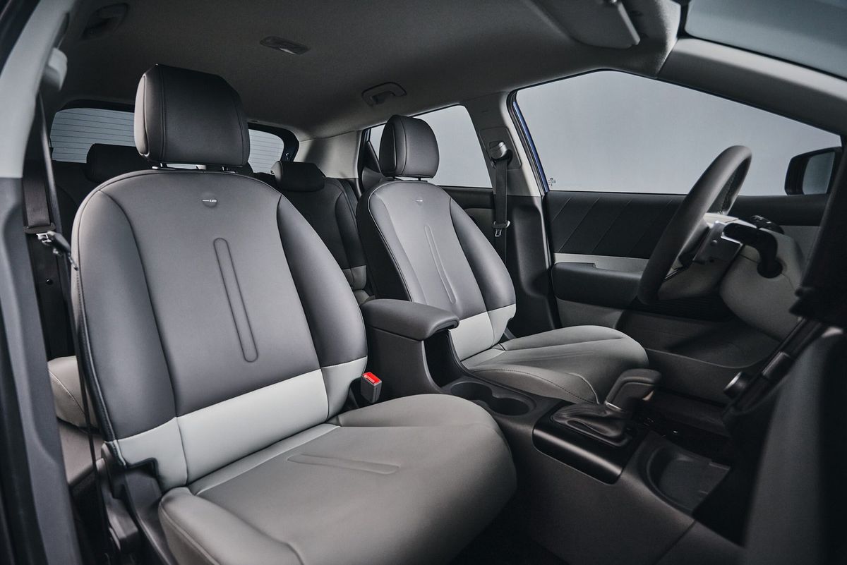 Hyundai i20. Передние сидения.