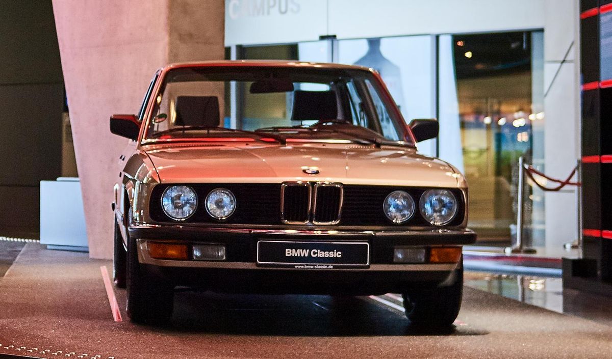 BMW M5 1985. Carrosserie, extérieur. Berline, 1 génération
