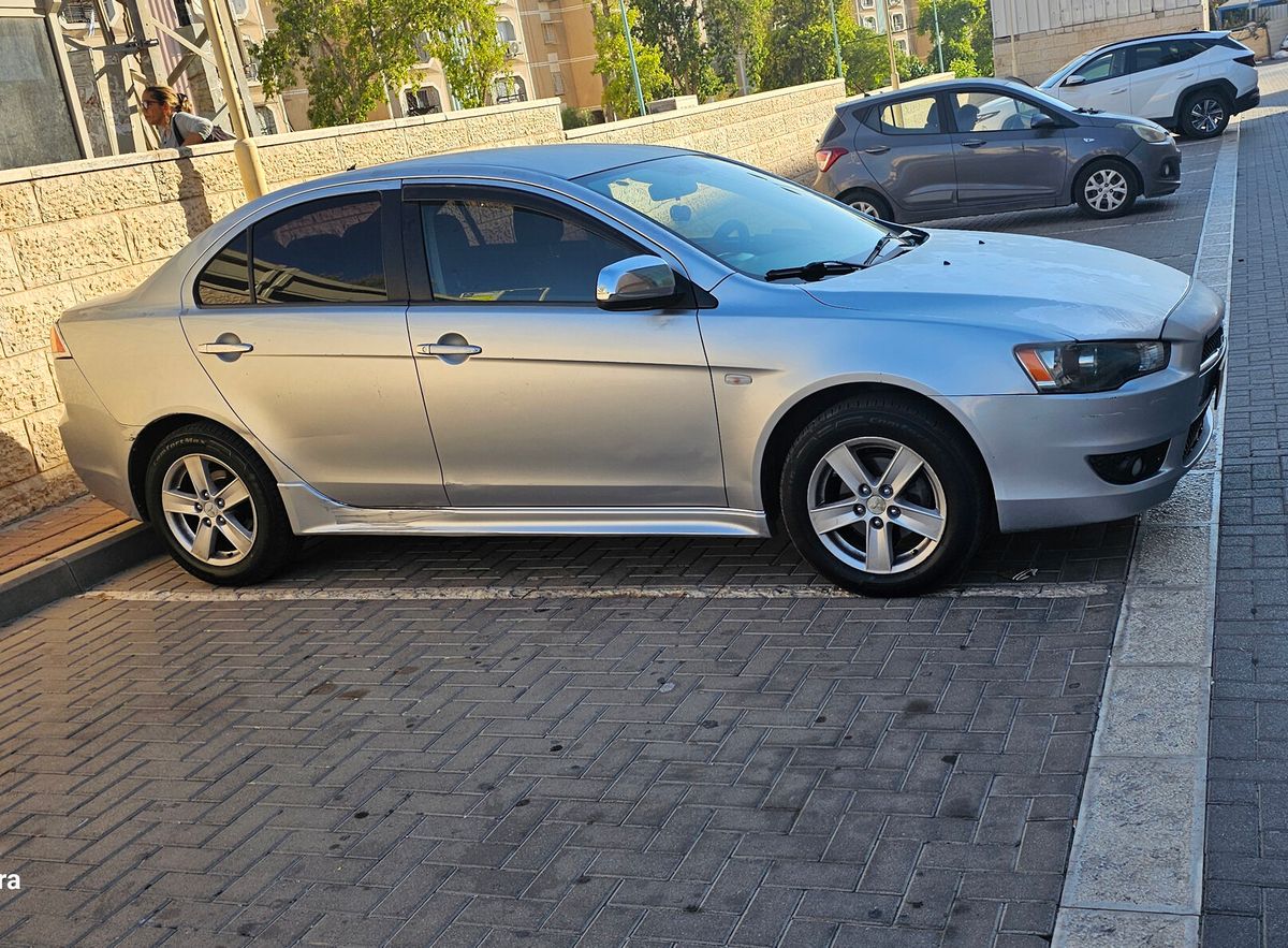 מיצובישי לנסר יד 2 רכב, 2010, פרטי