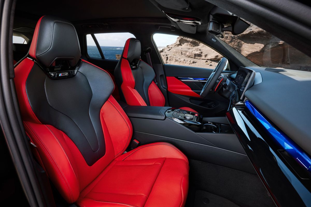 BMW M5 2024. Передние сидения. Универсал 5 дв., 7 поколение
