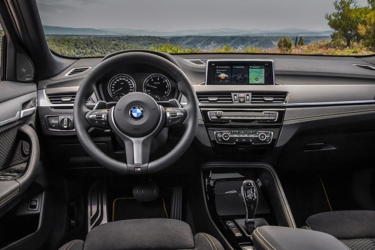 BMW X2 2017. Tableau de bord. VUS 5-portes, 1 génération