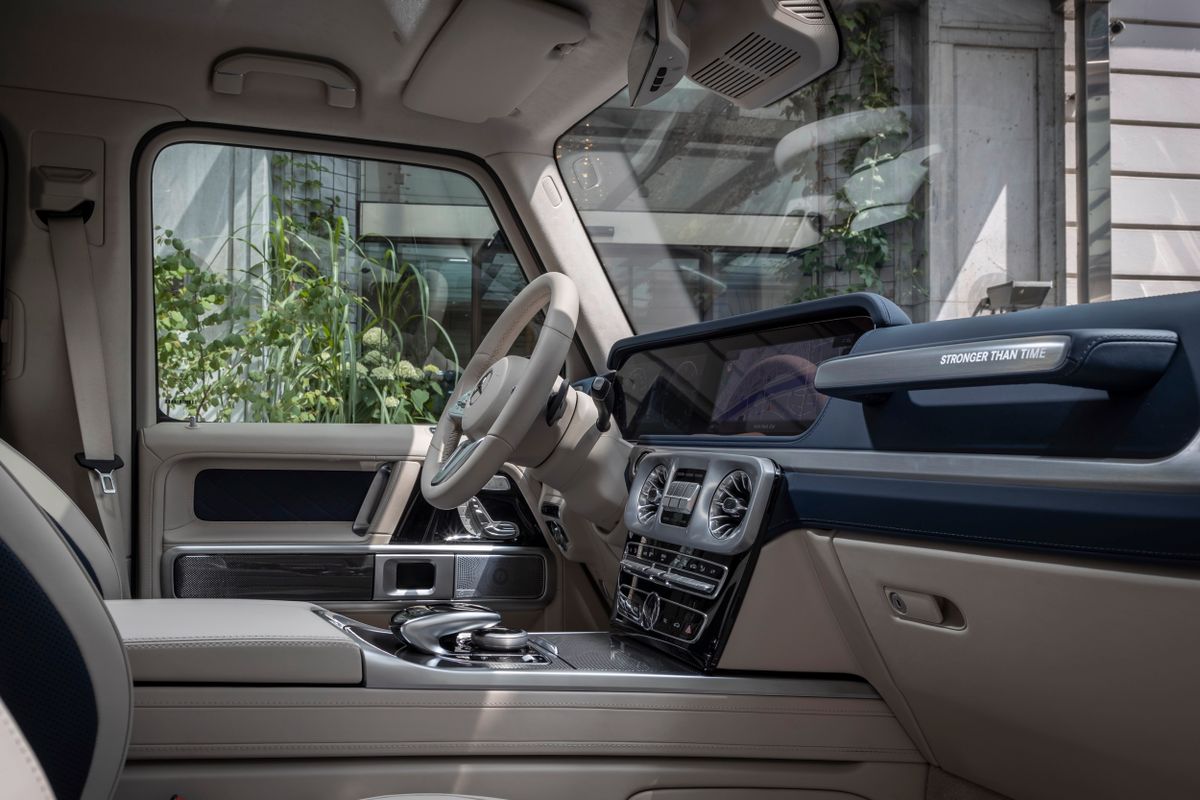 Mercedes G-Class 2018. Console centrale. VUS 5-portes, 3 génération