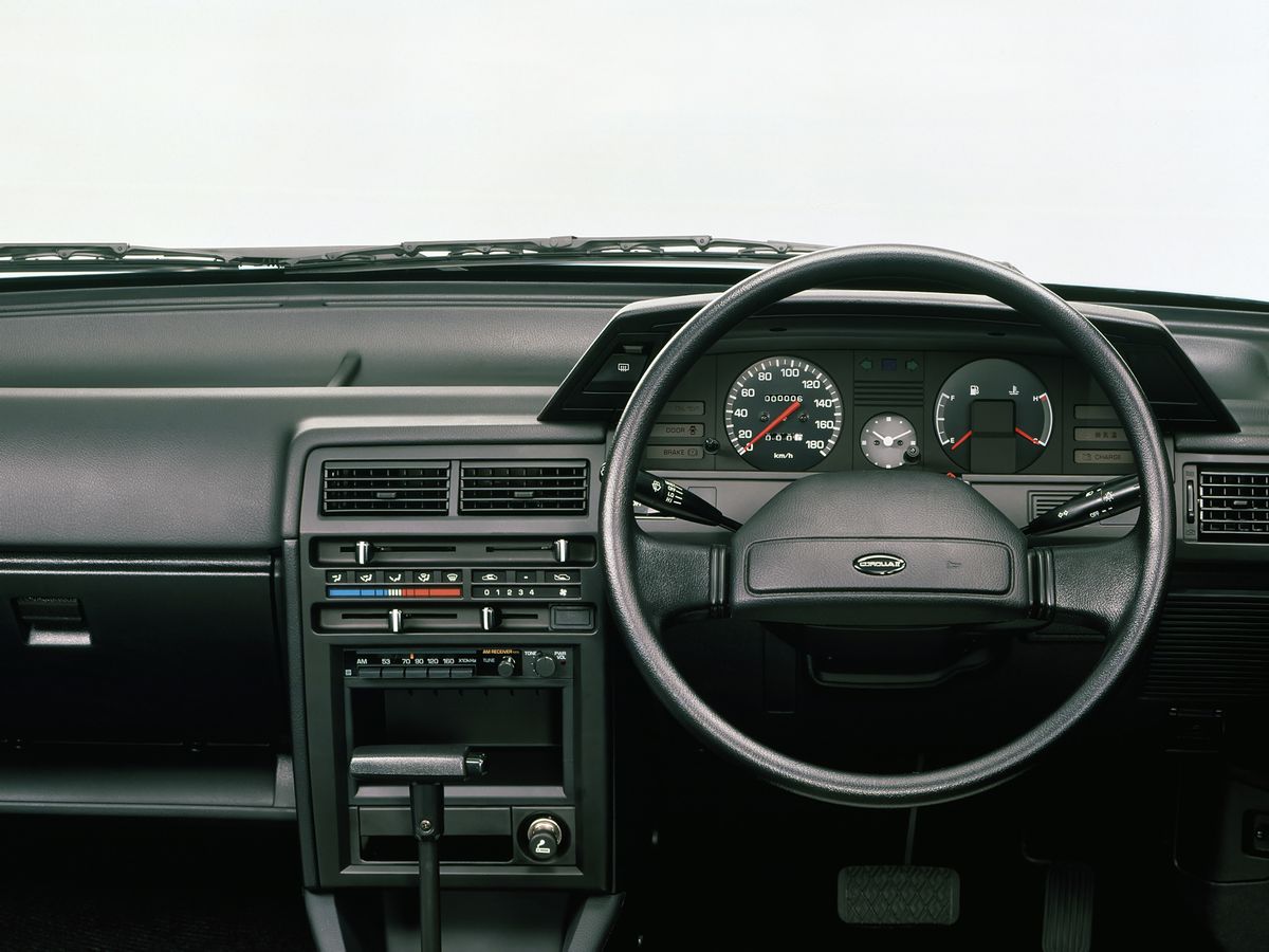 Toyota Corolla II 1986. Tableau de bord. Hatchback 3-portes, 2 génération