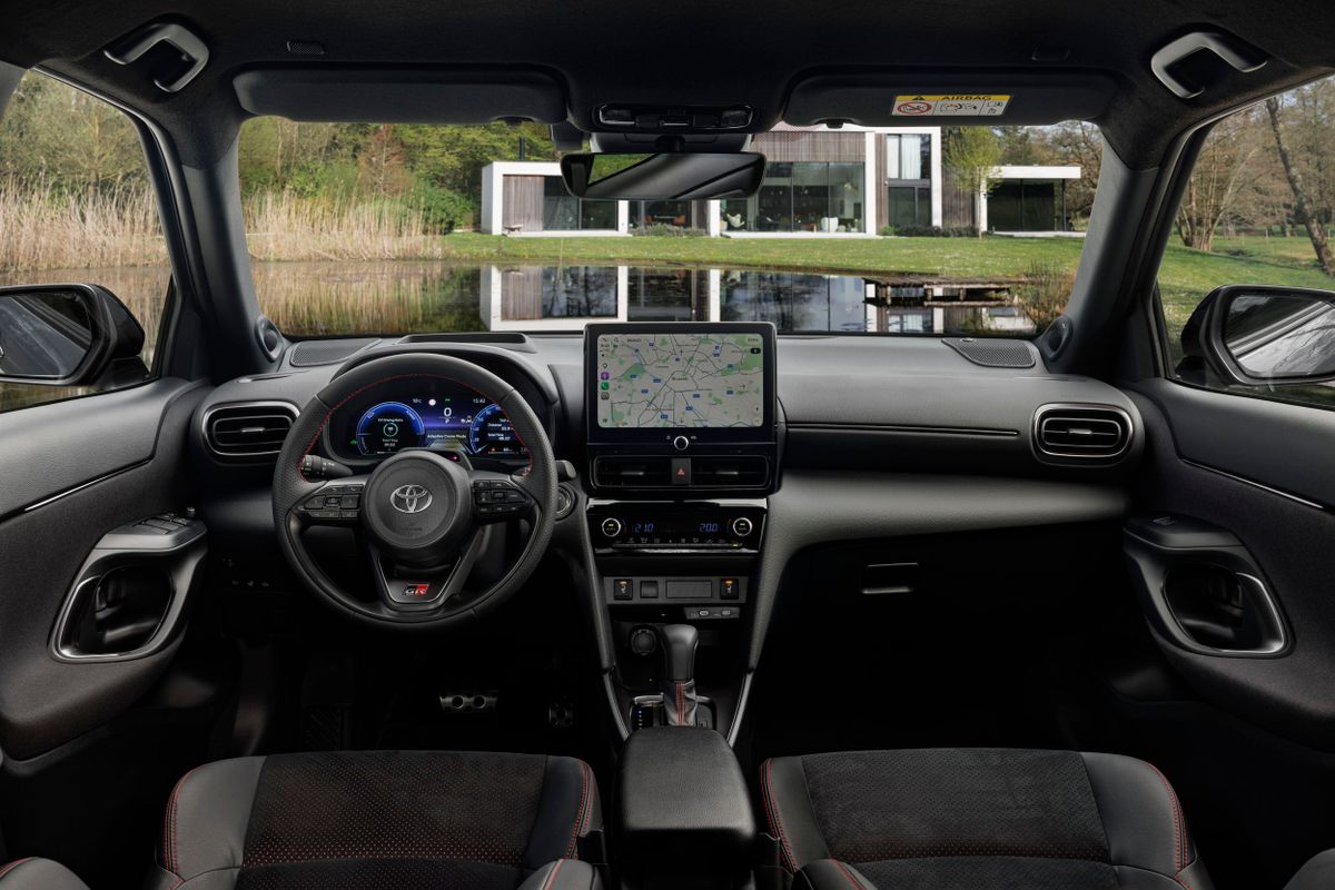 Toyota Yaris Cross. Передние сидения.