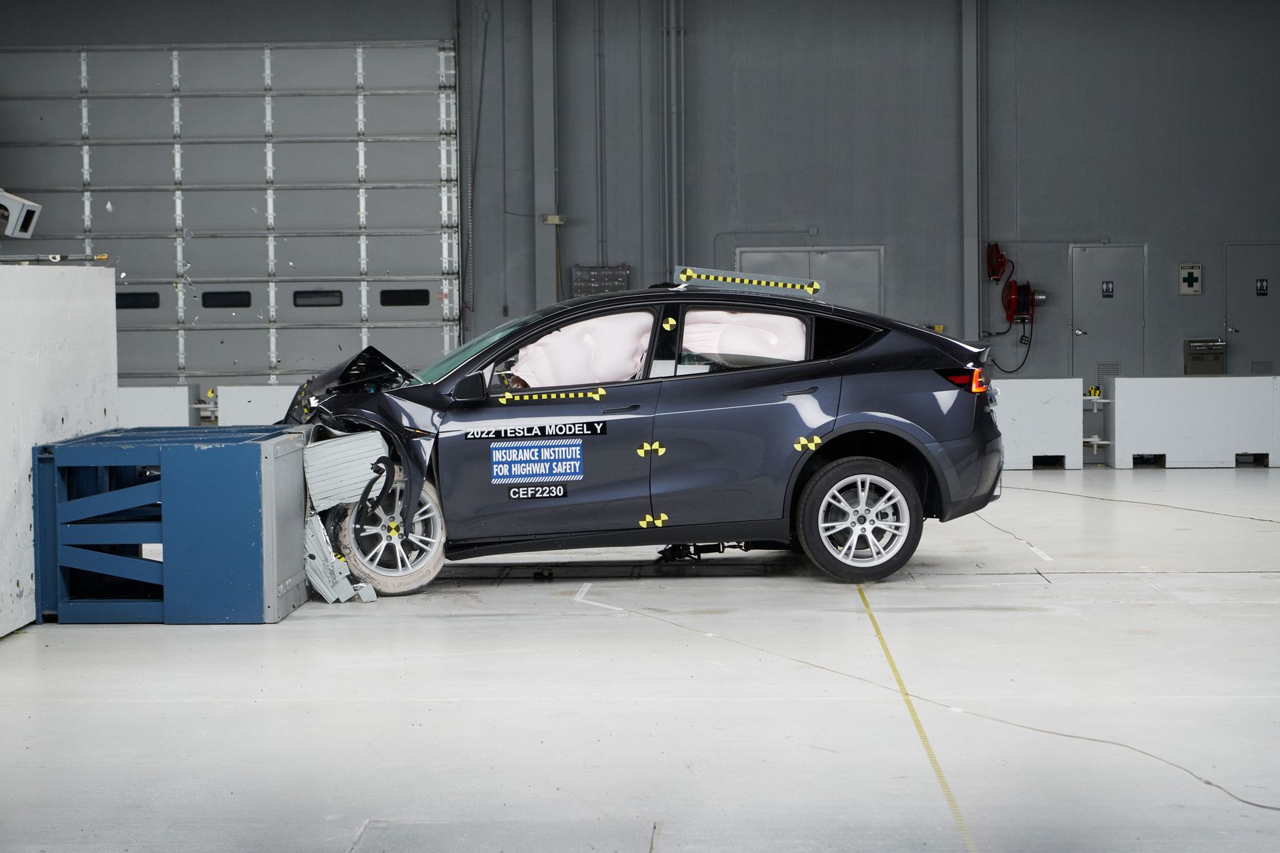 Самая безопасная машина 2024. IIHS. Самая безопасная машина по краш тестам 2022 года. IIHS 2022 Mitsubishi Eclipse Cross updated moderate overlap Front crash Test.