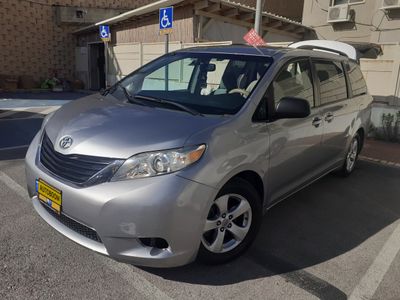 Toyota Sienna 2nd hand, 2010