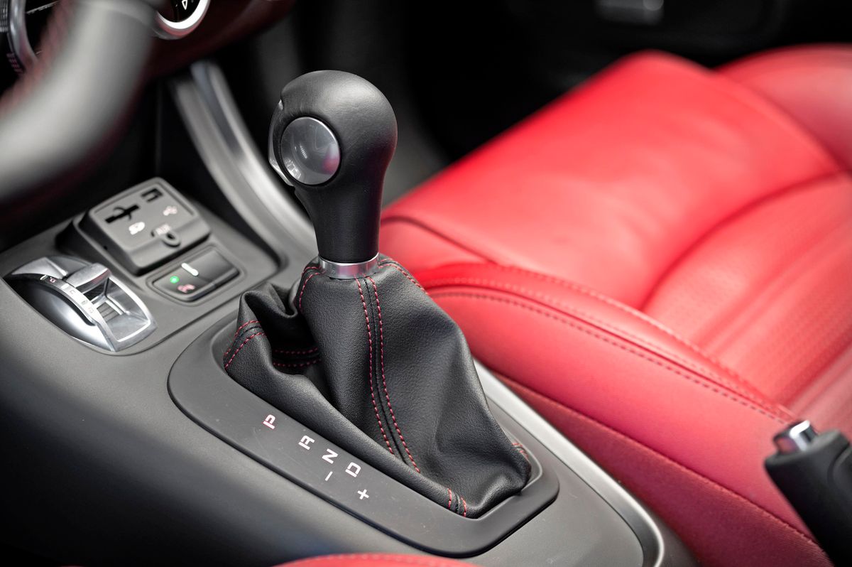 Alfa Romeo Giulietta 2016. Console centrale. Hatchback 5-portes, 3 génération, restyling