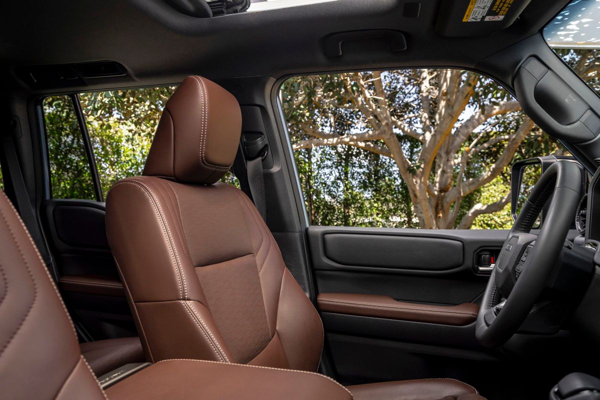 Toyota Land Cruiser 2024. Передние сидения. SUV 5 дв., 5 поколение