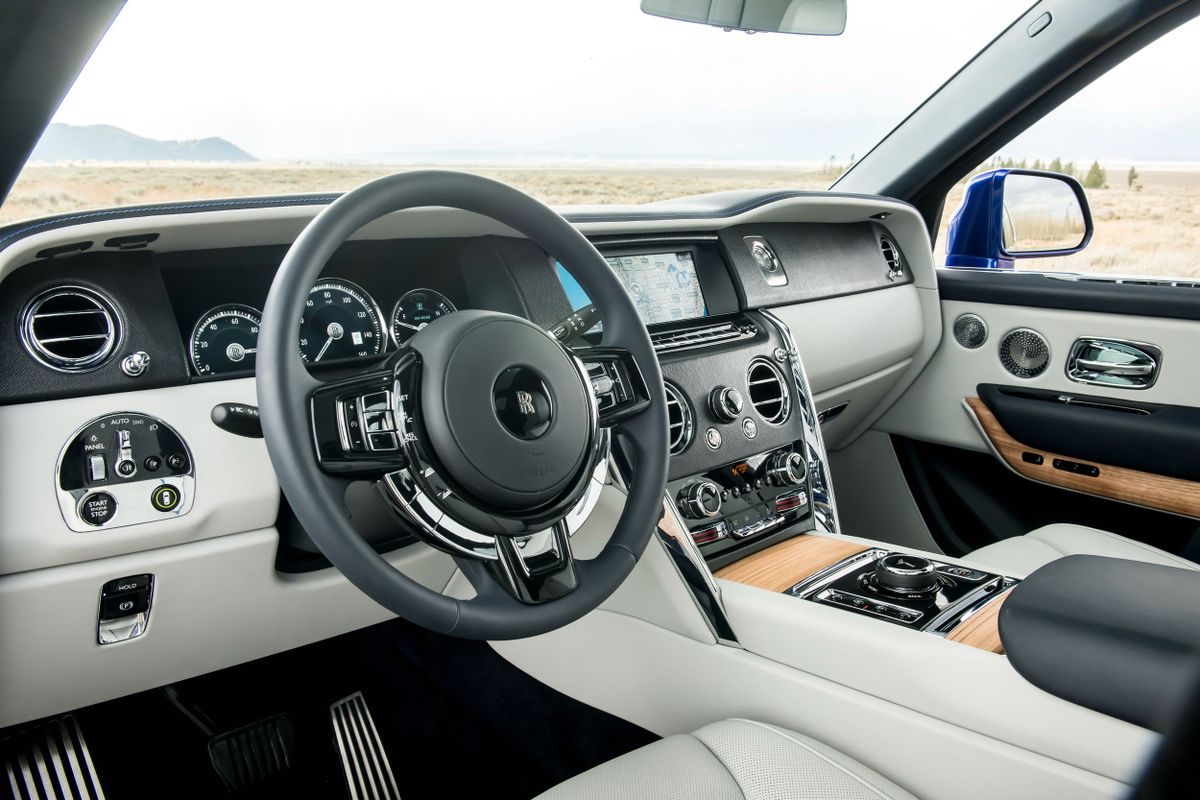 Rolls-Royce Cullinan 2018. Console centrale. VUS 5-portes, 1 génération