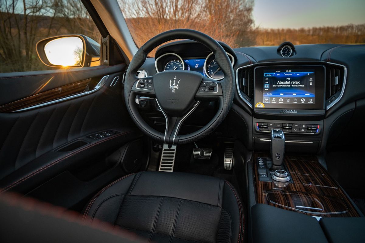 Maserati Ghibli 2016. Tableau de bord. Berline, 3 génération, restyling