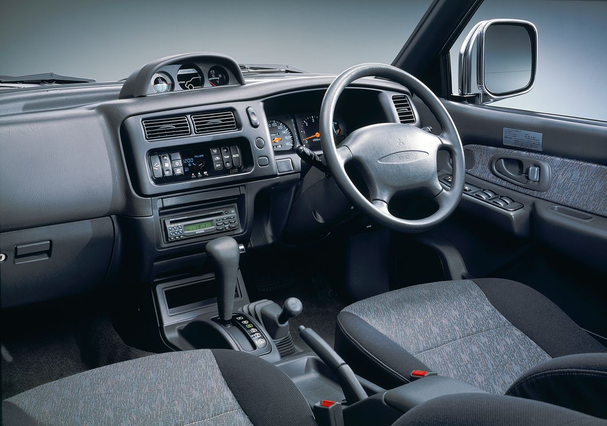 Mitsubishi Strada 1997. Siéges avants. 2 pick-up, 2 génération