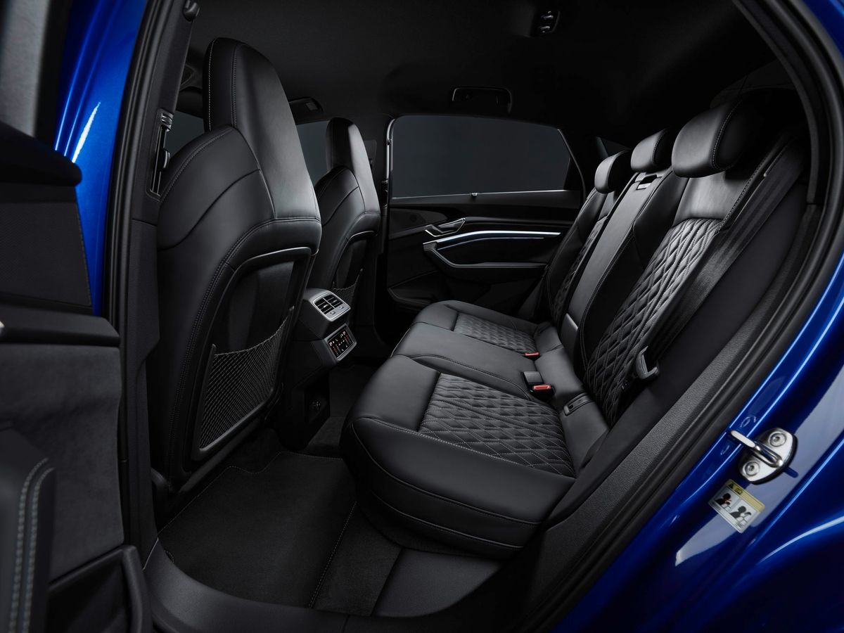 אאודי SQ8 Sportback e-tron ‏2023. מושבים אחוריים. SUV קופה, 1 דור, שדרוג