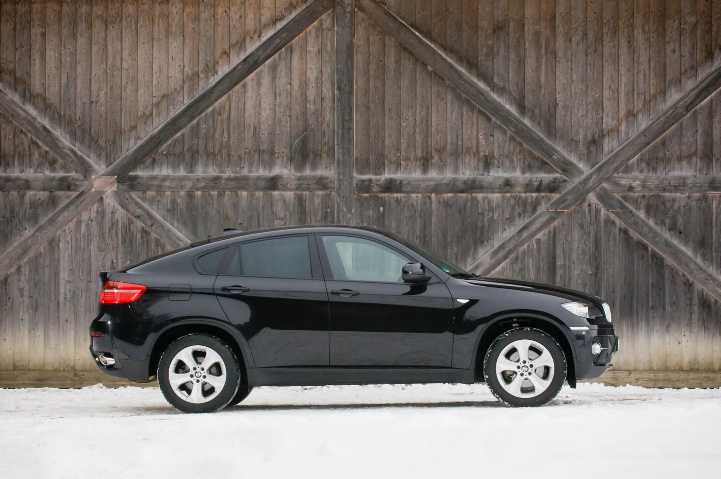 BMW черная сбоку