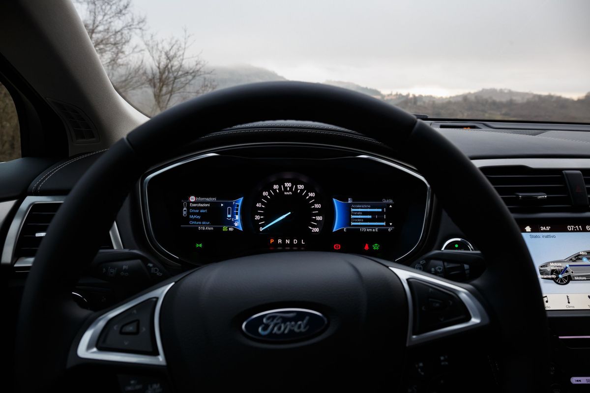 Ford Mondeo 2019. Tableau de bord. Liftback, 5 génération, restyling