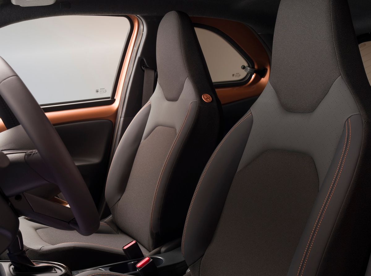 Toyota Aygo 2025. Передние сидения. Мини 5 дверей, 3 поколение, рестайлинг