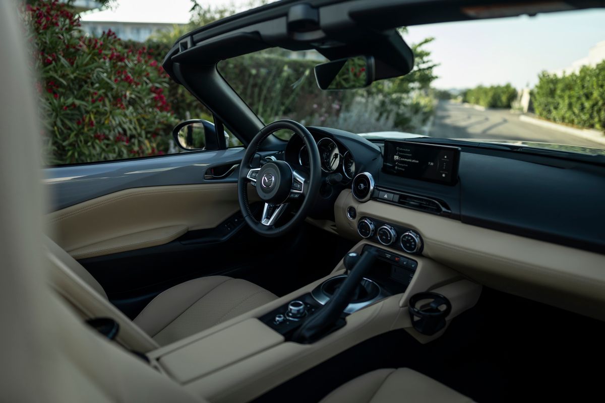Mazda MX-5. Передние сидения.