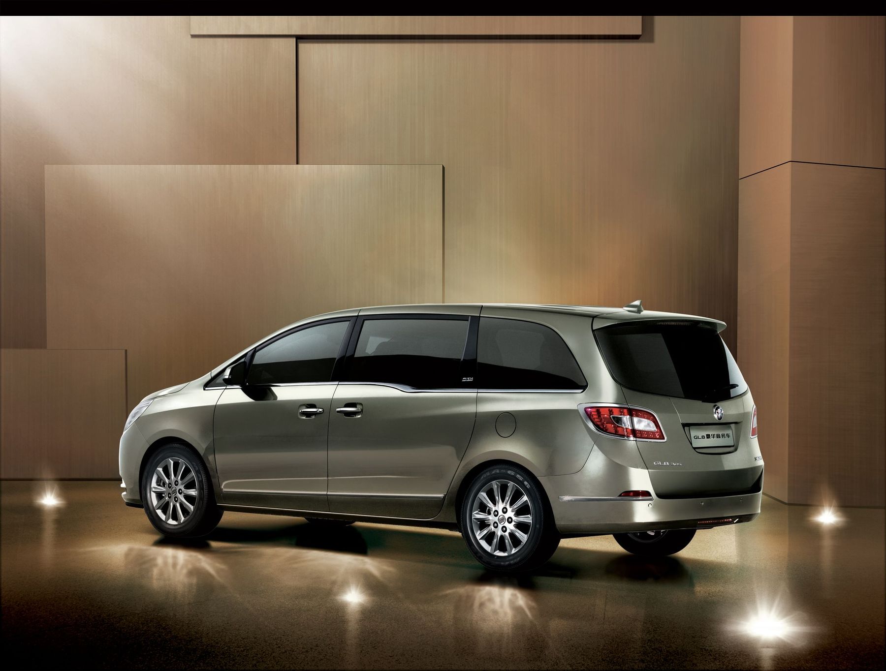 Семиместная машина. Buick gl8 2011. Бьюик китайский минивэн. Бьюик gl8 фото. Buick gl8 2003 года.