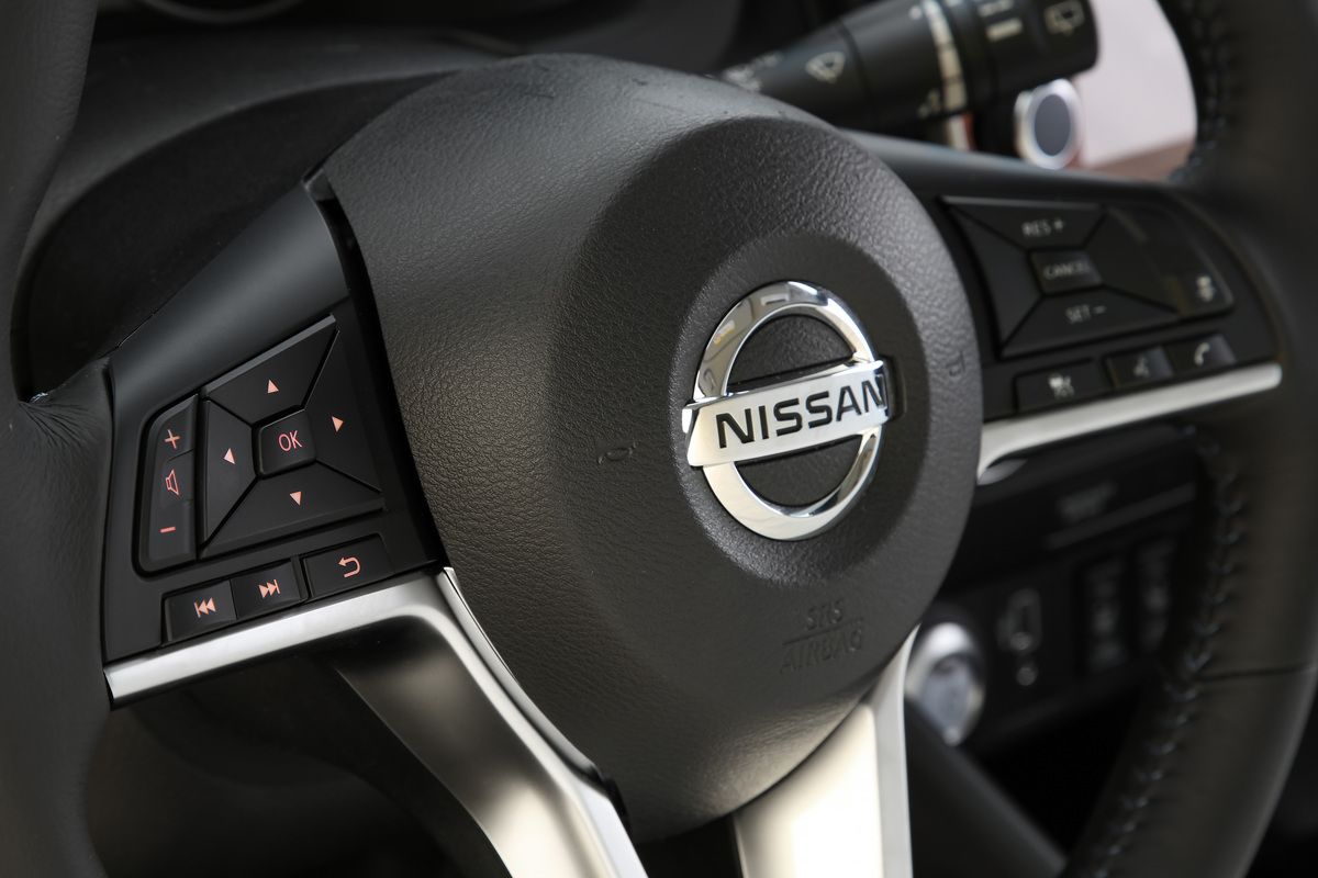 Nissan Leaf 2017. Volant. Hatchback 5-portes, 2 génération