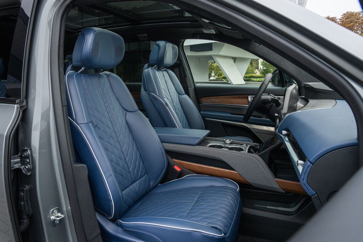 Cadillac Vistiq 2024. Передние сидения. SUV 5 дв., 1 поколение