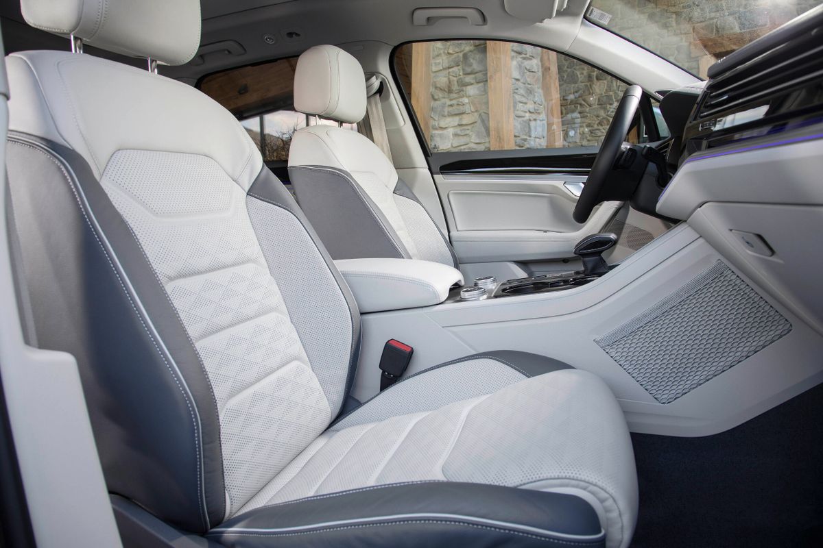 Volkswagen Touareg 2018. Front seats. SUV 5-doors, 3 generation