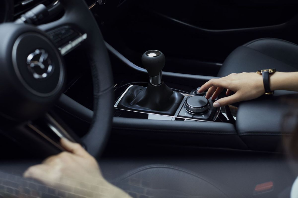 Mazda 3 2018. Center console. Hatchback 5-door, 4 generation